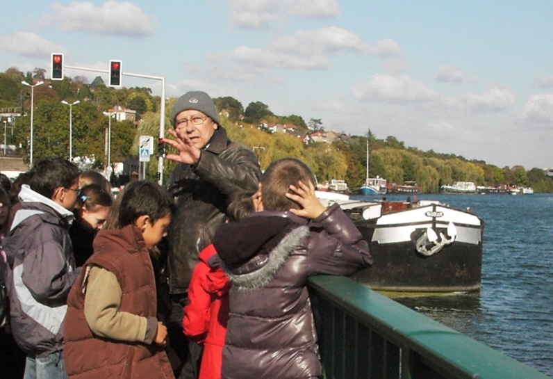 François Petit pendant une visite des bords de Seine.