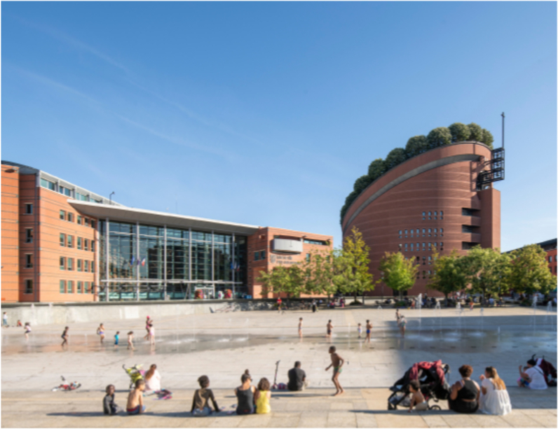 Une journée d’été en 2020 sur la Place des Droits de l’Homme et du Citoyen, imaginée en 1991 par Kathryn Gustafson, architecte paysagiste. Action menée en 2020.